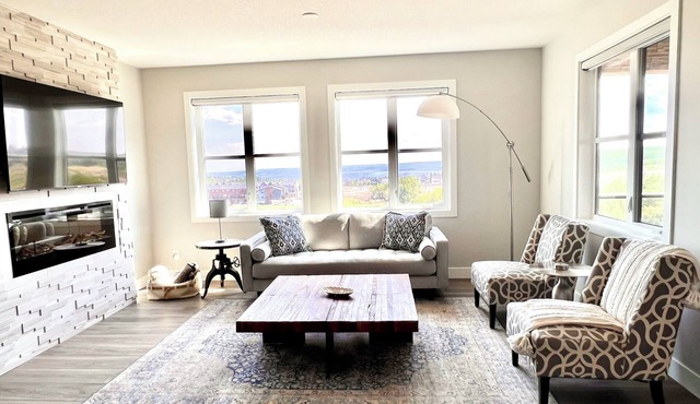 Upscale luxury 2 bed plus office with panoramic views of the rolling foothills!