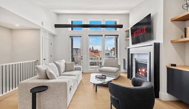Urban Luxury 2 Bed | Garage | Min to DT