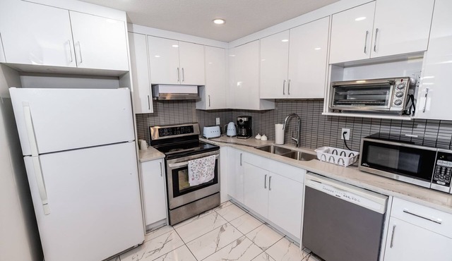 Very central Full renovated in Aug 2024 rare find pet friendly 2 min from hwy1