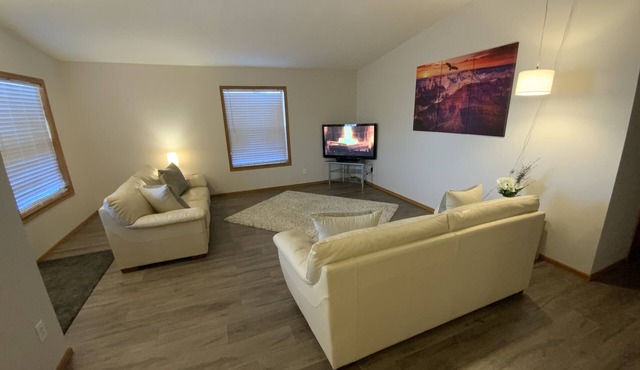 Very Nice 3-Bedroom House both Suites C & D with WiFi in Three Hills