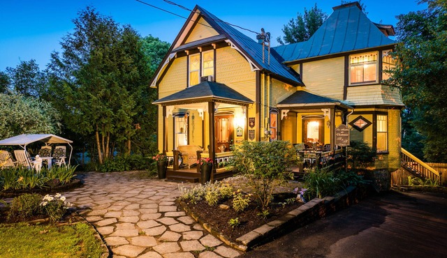 Victorian house, built in 1870. (5) bedrooms, (4) bathrooms and a Hot Tub