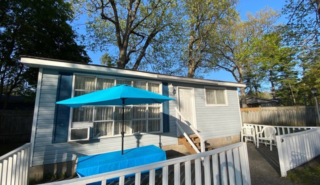 Walk to Beach 1 Sleeps 9 Free Parking & WiFi