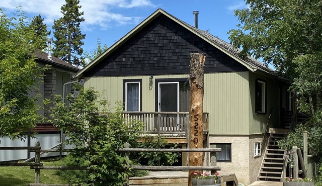 Walking distance to the Lake - Family Friendly - Dual Suite Cottage