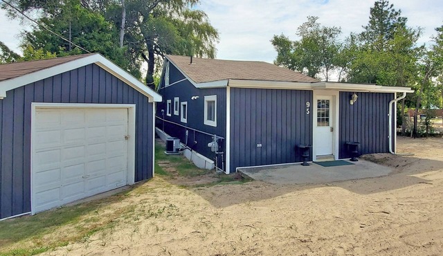 Wasaga Beach Riverfront, Walk to Beach 1, Sleeps 10, Pet-Friendly, 95 Mosley St