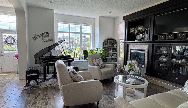 Water Front 2-Story Luxury furnished home in Airdrie! 15min from CalgaryAirport.