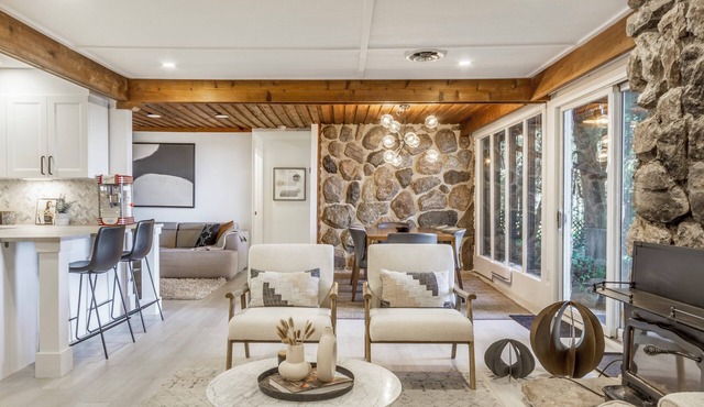 Waterfront All-Seasons Cottage, 15 min to Blue Mountain, Sleeps 10!
