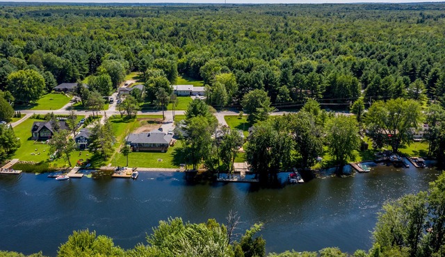 Waterfront! Beautiful. New Hot tub. On Trent-Severn Waterway. Muskoka.