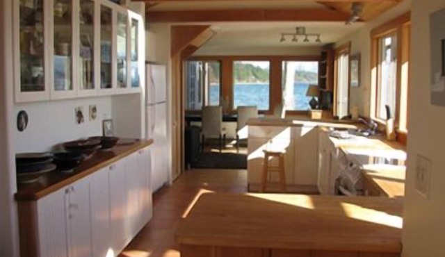 Waterfront Cottage Near Hollyhock