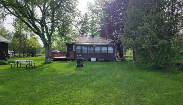 Waterfront Cottage By the Pigeon Lake- 2BRs+Bunkie