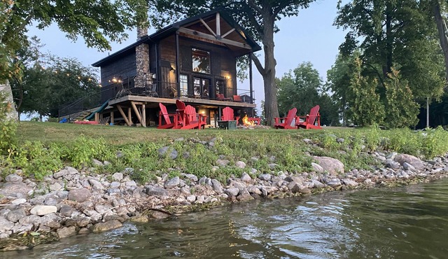 Waterfront Cottage ! Sandy swimming area, games room & hot tub ! Unique charm !