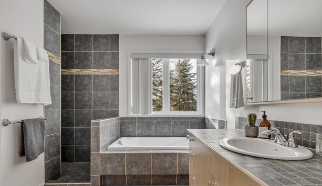 Waterfront cottage near hiking and biking trails