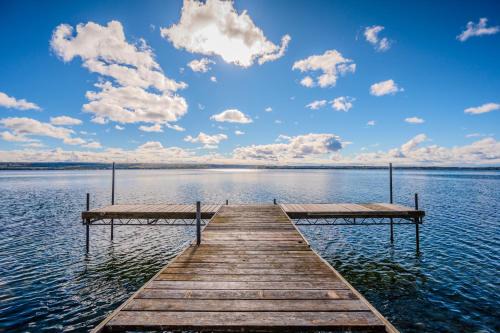 Waterfront Cottage - Incredible View and Hot Tub