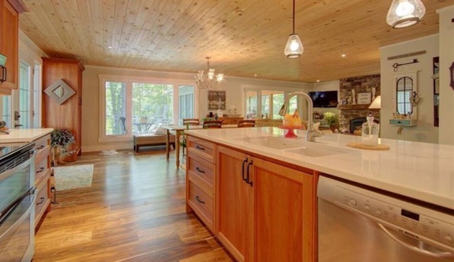 Waterfront Cottage Retreat With Hot Tub and Sauna