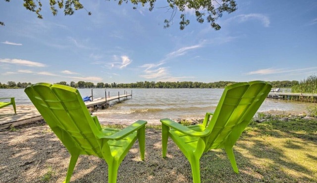 Waterfront Oasis w Beach, Dock & Kayaks!
