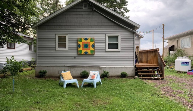 Waterfront Ottawa River Cottage sleeps 4-6
