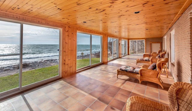 Waterfront with $1M view!