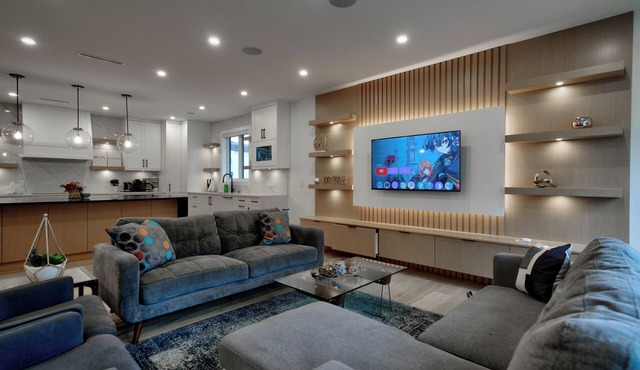 White rock Mansion sleeps 20, chef kitchen, views, Theatre room, Game Room