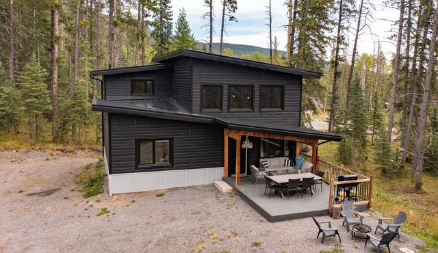 Wildhorse Cabin: A 1.5 Private 1.5 Acre Nordegg Retreat