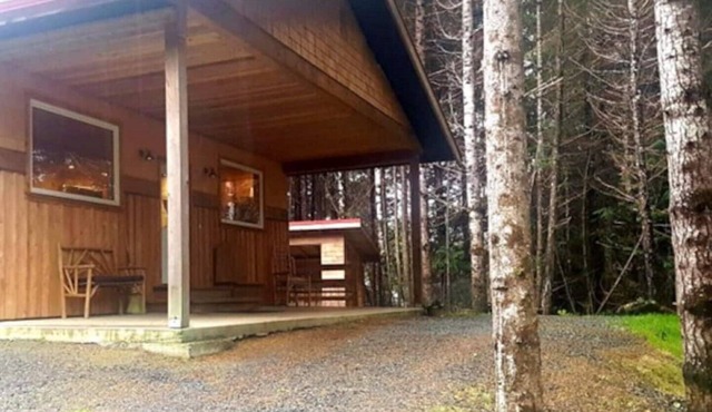 Wildwood Rainforest Retreat: Jordan River Cabin