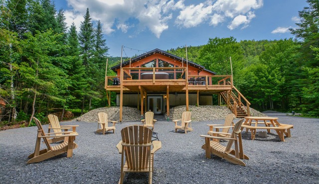 Winter Escape 7 minutes away from Tremblant North side ski slopes/chairlifts