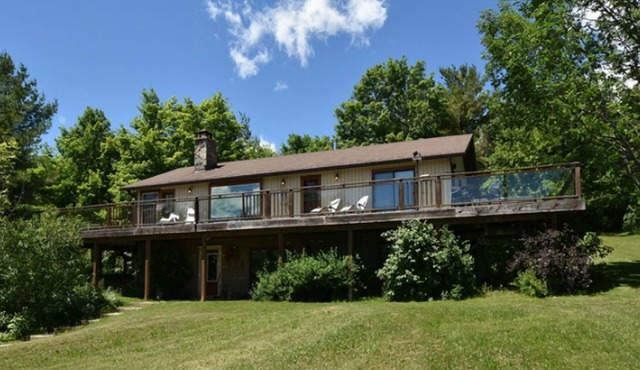 Winter ski/summer tennis & 2 ponds on 30 wooded acres, 7 km S of Creemore.