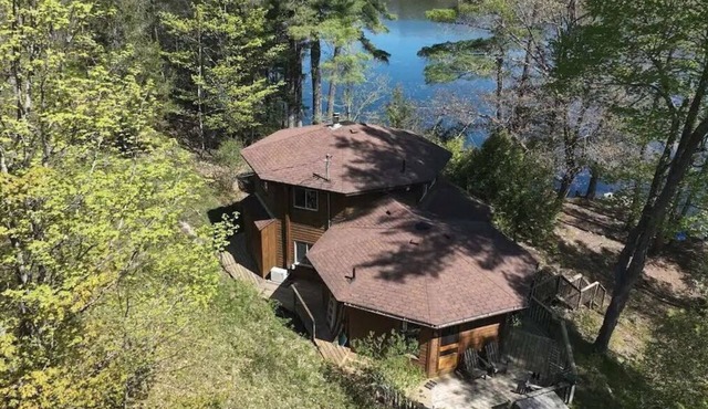 Wooden Waterfront Cottage in Kingston - (Pet-Friendly!)
