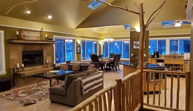 Woodshores Retreat - walk to beach, hot tub, pets