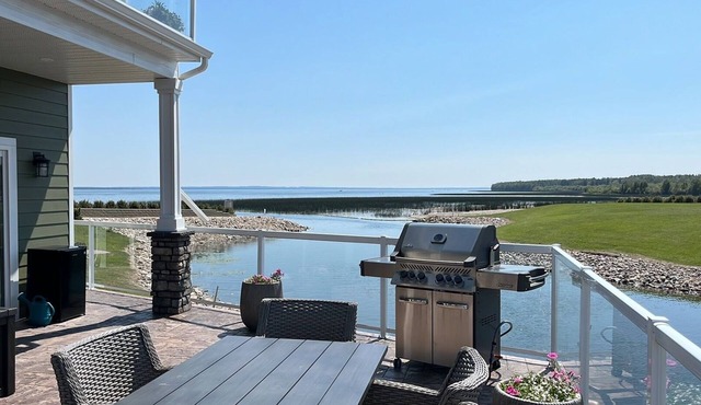 Year Round Lake House - Pigeon Lake