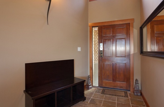 10 Min Walk to Lifts. Large Family Home w/ Hot Tub