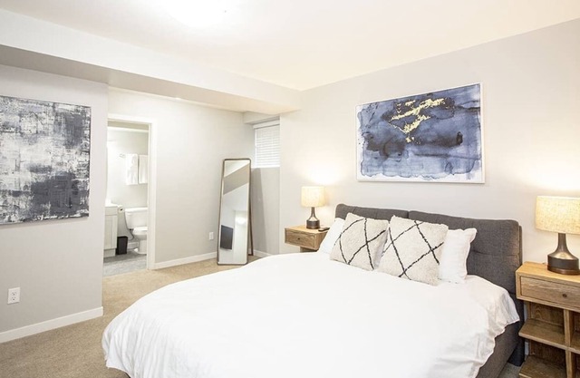 4Bed 2Bath Townhouse with Laundry, Parking & Wi-Fi