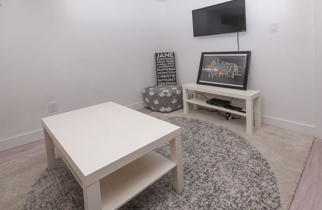 Cosy 1 Bedroom Suite in Leslieville