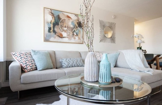 Free Parking & Wi-Fi! One Bedroom Suite Downtown