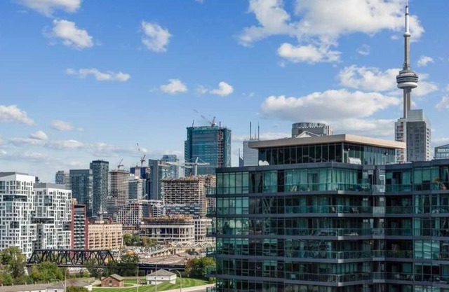 Modern Fort York Downtown Condo Free Parking/ 2 Min Walk to Lake