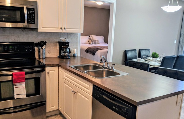 Quiet 2BR2Bath Close to Westview U/G Parking