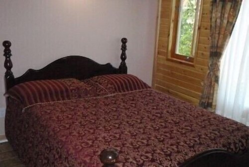 Springwood Cottages Resort - New Log Cabin - Arden, ON