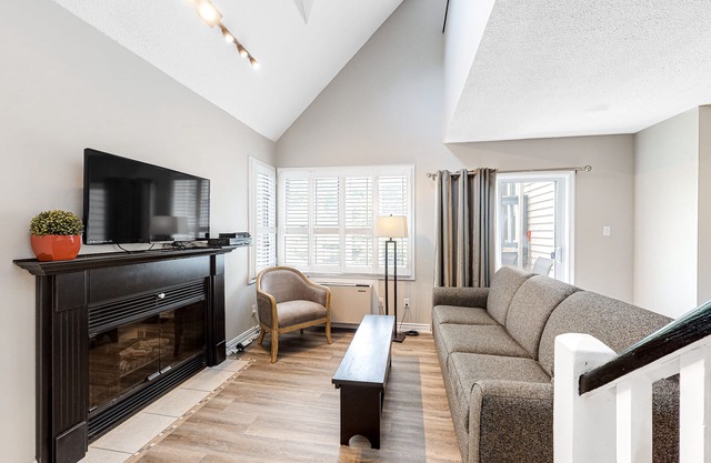 Walk to the Lift Renovated Loft w/Free WiFi, Shared Pool, & Tennis