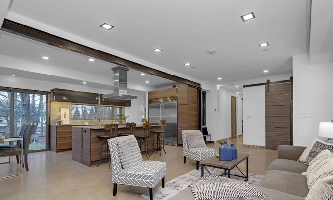 Caledon House | Minutes from Osprey golf! Full modern home in Alton with pool table and sauna.