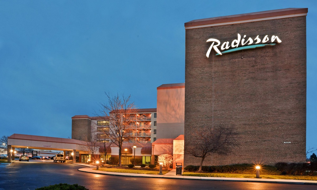 North Olmsted Hotel | Radisson Cleveland Airport