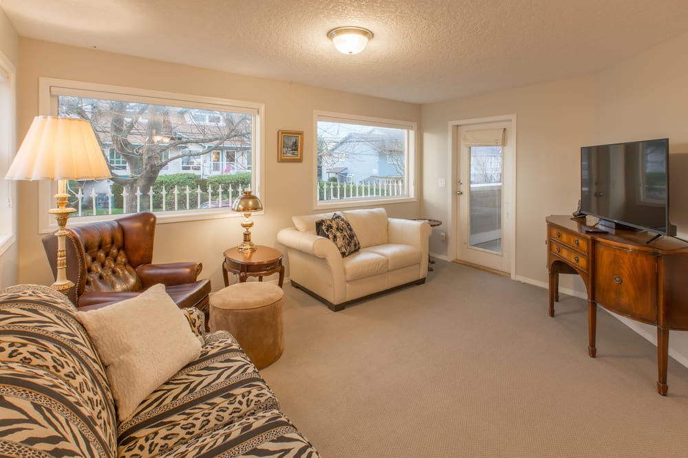 James Bay Apartment | Menzies Manor #4 Two BR Suite-Historic, Charming James Bay, Steps to the Ocean