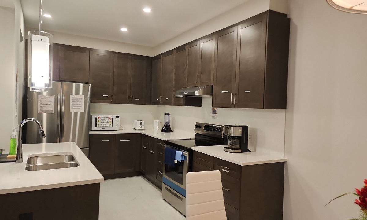Ottawa Division House | Stylish 4BedRoom/3.5Bath in Ottawa: Modern Comfort+Self Check-In+Kitchen&Parking