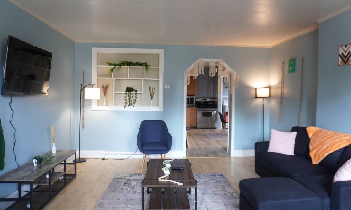Front Park Apartment | This apartment is a 2 bedroom(s), 1 bathrooms, located in Buffalo, NY.