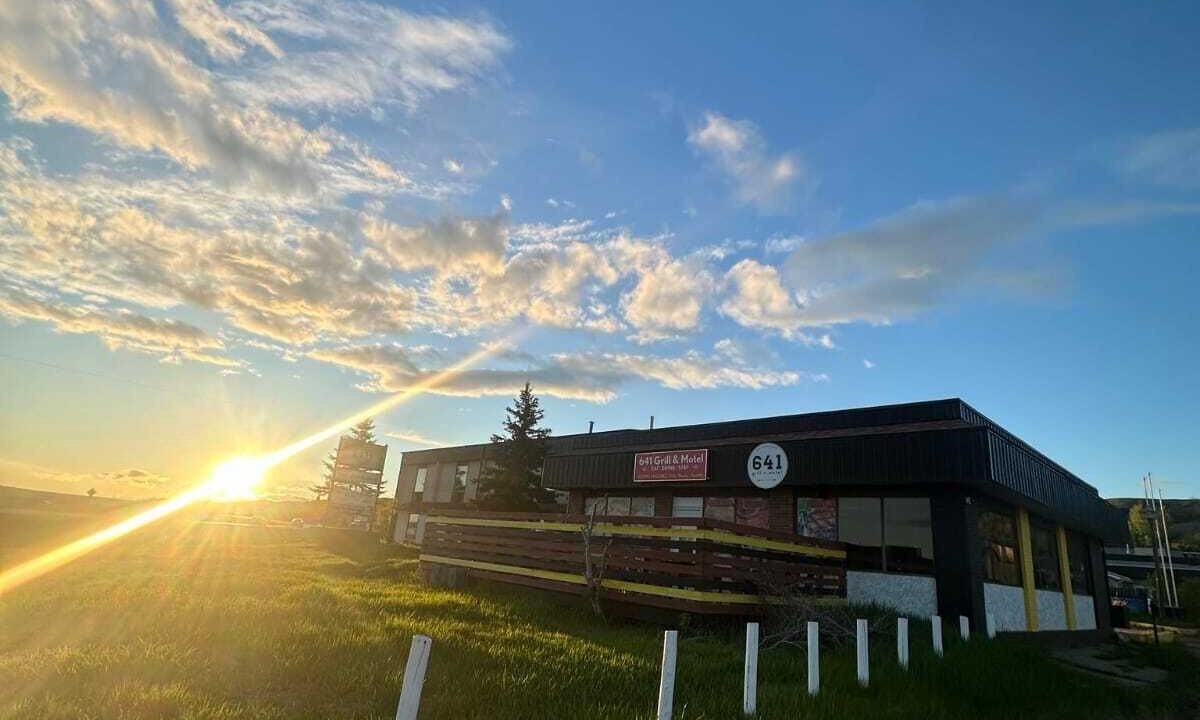 Craven Hotel | 641 Grill & Motel