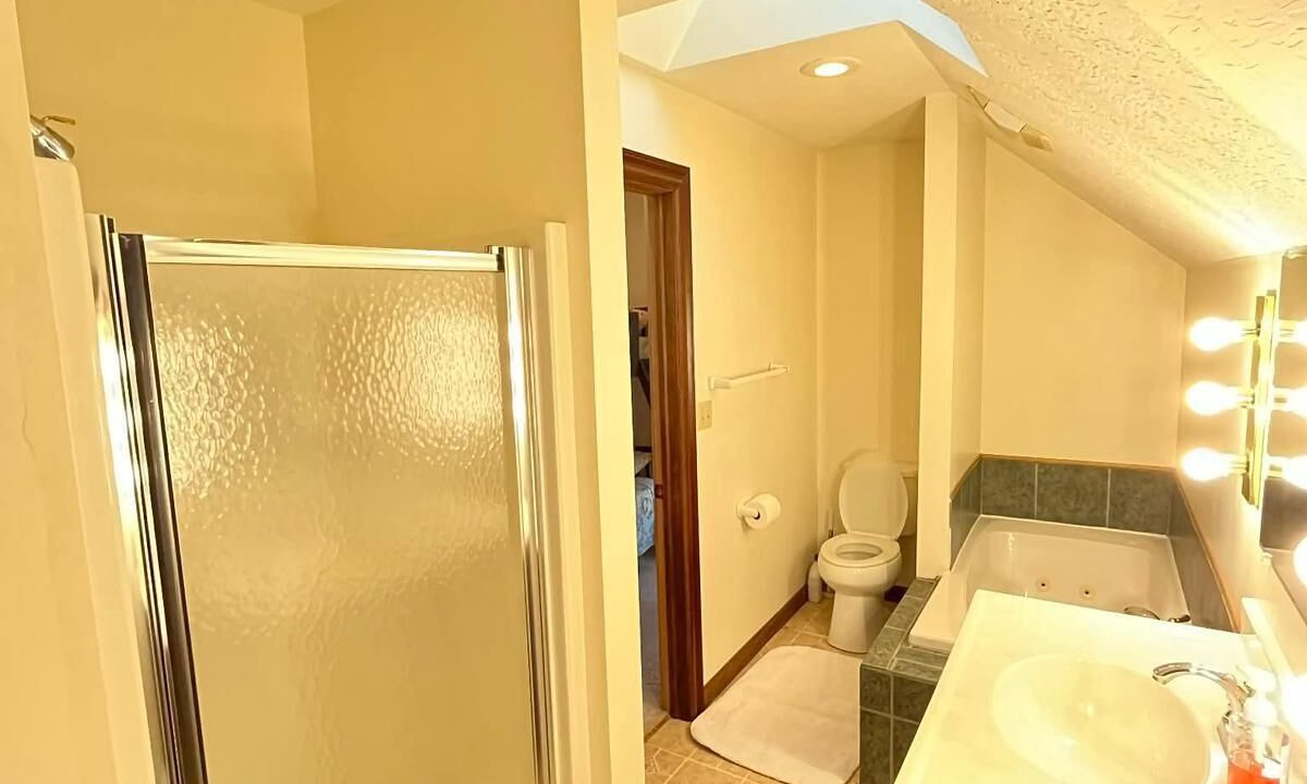 Conneaut Cottage | Cozy 4-bedroom cottage in superb Conneaut with AC