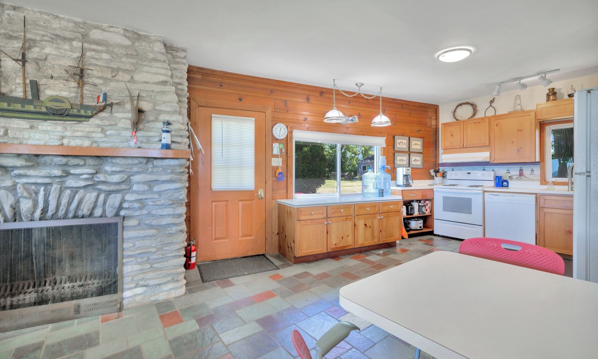 Kingsville Cottage | Twilight Watch - Charming 4-bedroom cottage with AC on Pelee Island
