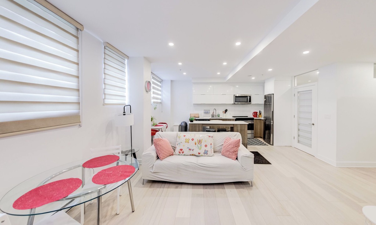 Latin Quarter Condo | Fabulous 3-bedroom condo with AC in vibrant Downtown Montréal - parking optional