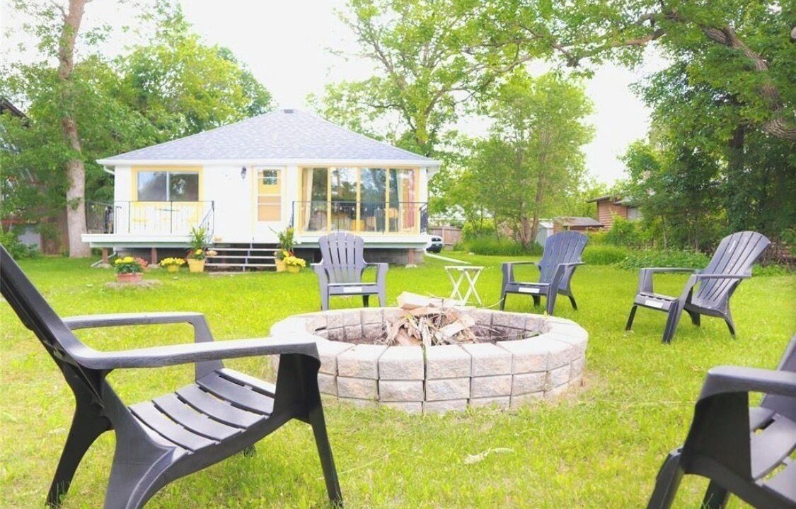 Winnipeg Beach Cabin | Lake View. Right across from the Marina, steps to the beach and tennis court.