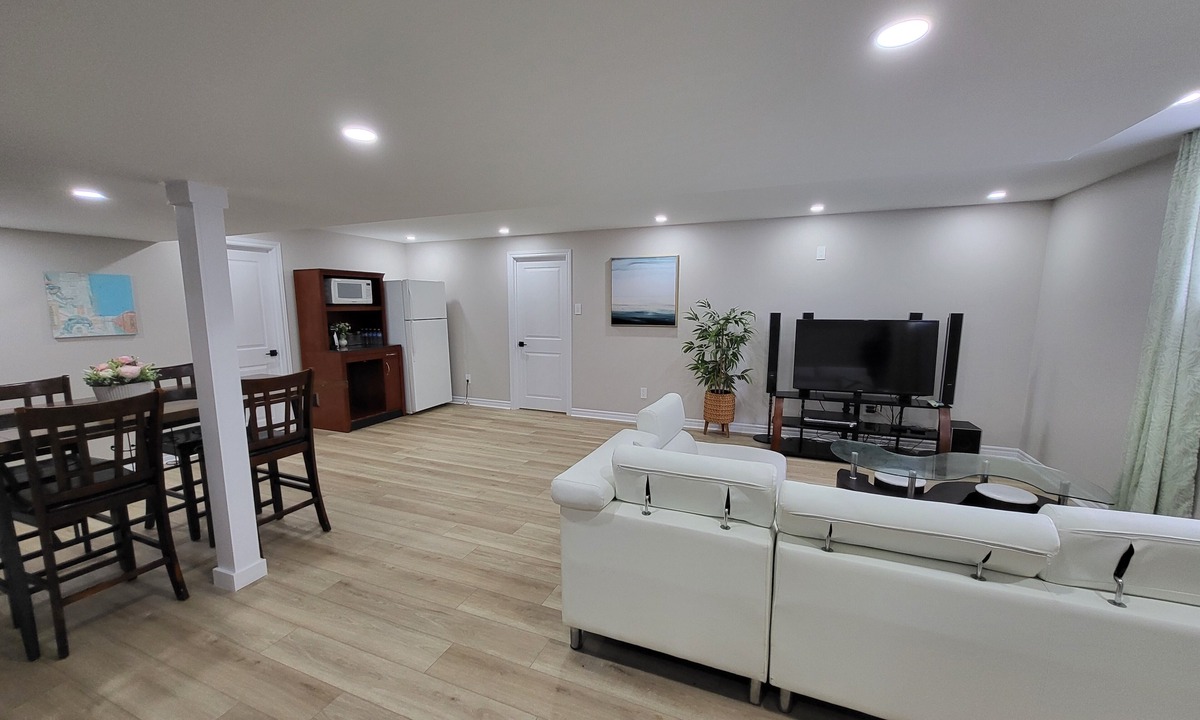 Russell House | Cozy 2-bedroom Basement Unit Near Calypso Water Park Embrun
