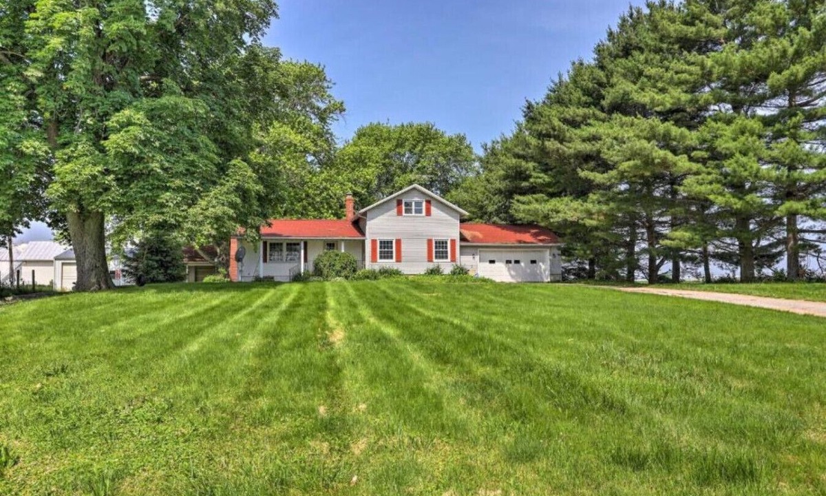 Milan House | 555) Massive 3 bedroom with plenty of parking!