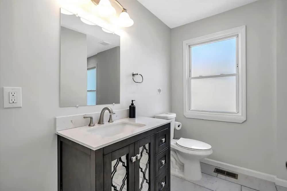 Photo of Bathroom in Detroit - Shoreway