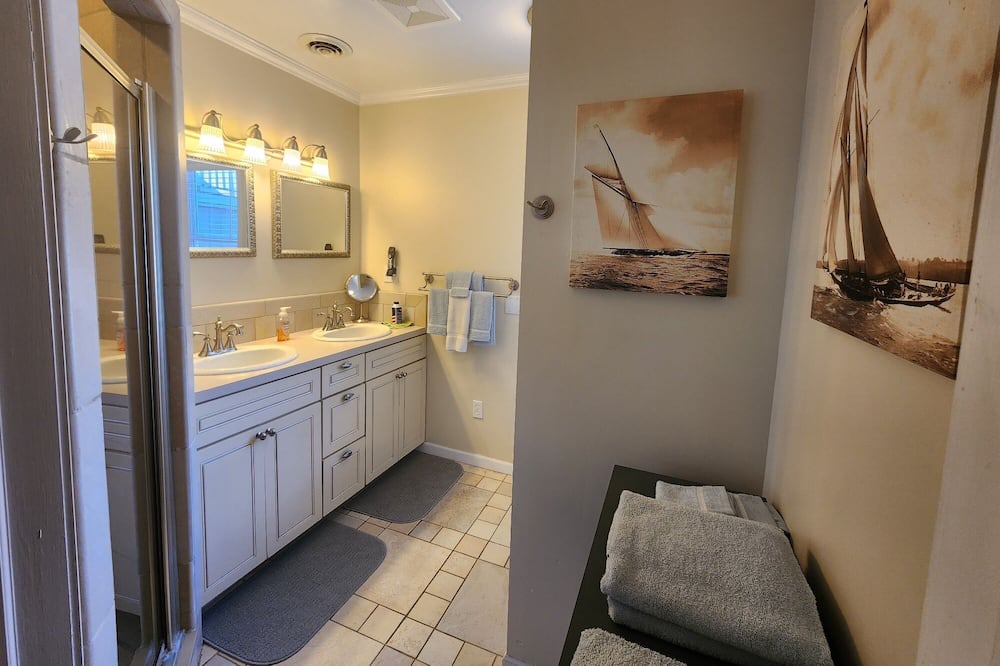 Photo of Bathroom in Pigeon